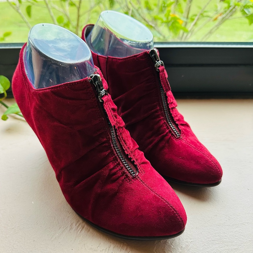 Aerosoles Heelrest maroon suede zip-up booties size 8